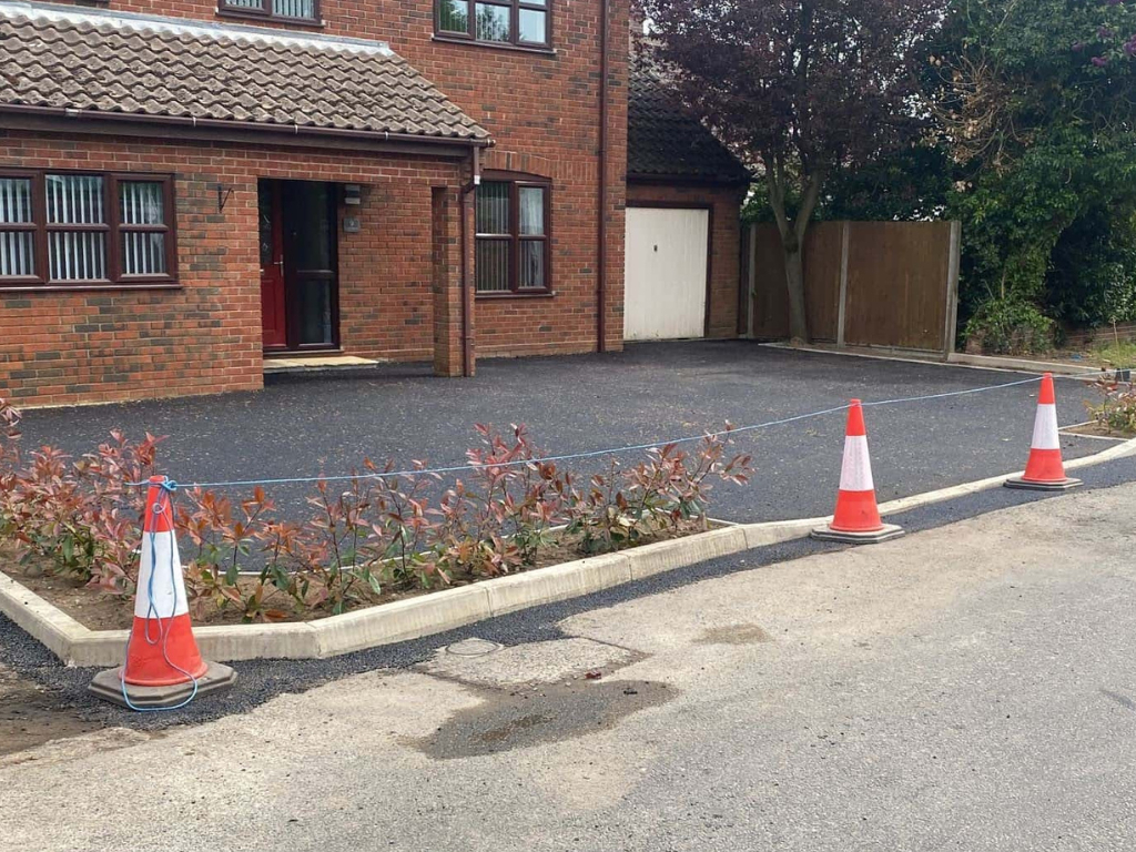 This is a newly installed tarmac driveway just installed by Mundford Driveways